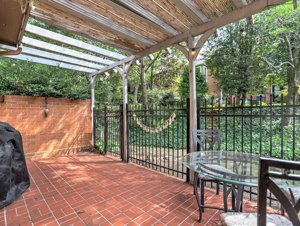 18 Willow Glen Ne Unit 18, Atlanta, Georgia 30342, 4 Bedrooms Bedrooms, ,3 BathroomsBathrooms,Residential,Sold,18 Willow Glen Ne Unit 18,7274446