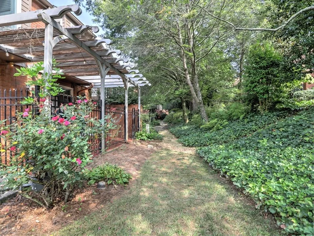 18 Willow Glen Ne Unit 18, Atlanta, Georgia 30342, 4 Bedrooms Bedrooms, ,3 BathroomsBathrooms,Residential,Sold,18 Willow Glen Ne Unit 18,7274446