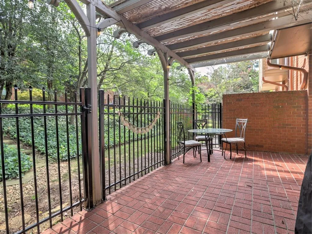 18 Willow Glen Ne Unit 18, Atlanta, Georgia 30342, 4 Bedrooms Bedrooms, ,3 BathroomsBathrooms,Residential,Sold,18 Willow Glen Ne Unit 18,7274446