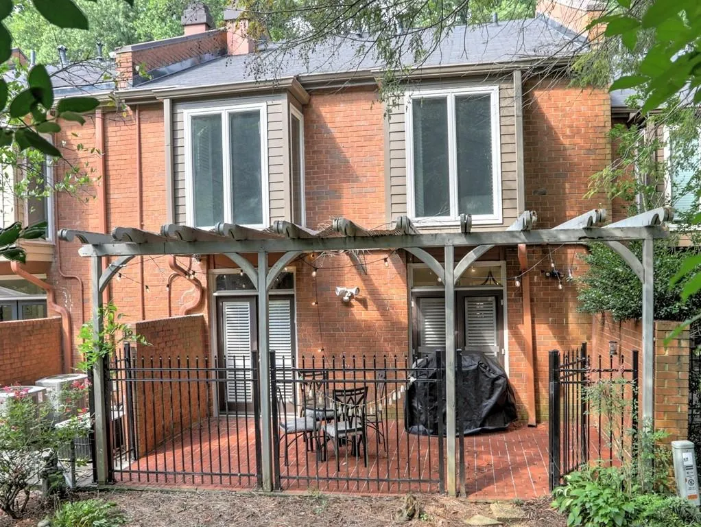 18 Willow Glen Ne Unit 18, Atlanta, Georgia 30342, 4 Bedrooms Bedrooms, ,3 BathroomsBathrooms,Residential,Sold,18 Willow Glen Ne Unit 18,7274446