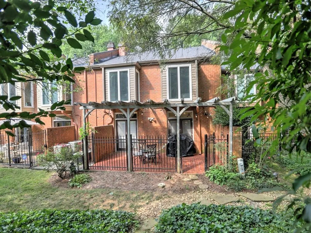 18 Willow Glen Ne Unit 18, Atlanta, Georgia 30342, 4 Bedrooms Bedrooms, ,3 BathroomsBathrooms,Residential,Sold,18 Willow Glen Ne Unit 18,7274446