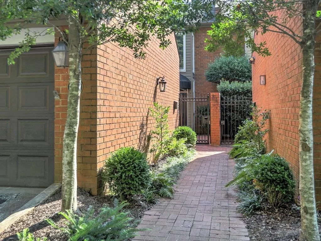 18 Willow Glen Ne Unit 18, Atlanta, Georgia 30342, 4 Bedrooms Bedrooms, ,3 BathroomsBathrooms,Residential,Sold,18 Willow Glen Ne Unit 18,7274446