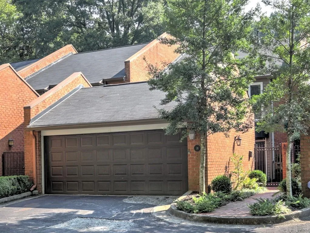 18 Willow Glen Ne Unit 18, Atlanta, Georgia 30342, 4 Bedrooms Bedrooms, ,3 BathroomsBathrooms,Residential,Sold,18 Willow Glen Ne Unit 18,7274446