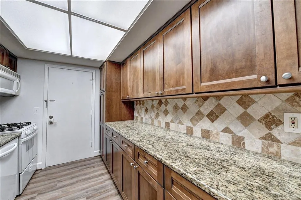 6851 Roswell Road Unit P2, Sandy Springs, Georgia 30328, 2 Bedrooms Bedrooms, ,2 BathroomsBathrooms,Residential,Sold,6851 Roswell Road Unit P2,6964187