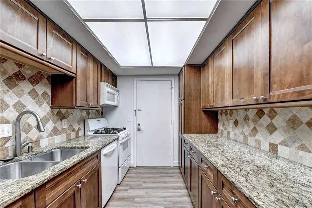 6851 Roswell Road Unit P2, Sandy Springs, Georgia 30328, 2 Bedrooms Bedrooms, ,2 BathroomsBathrooms,Residential,Sold,6851 Roswell Road Unit P2,6964187