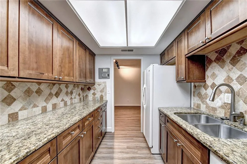 6851 Roswell Road Unit P2, Sandy Springs, Georgia 30328, 2 Bedrooms Bedrooms, ,2 BathroomsBathrooms,Residential,Sold,6851 Roswell Road Unit P2,6964187