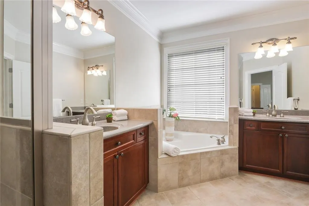 925 Persimmon Point, Sandy Springs, Georgia 30328, 2 Bedrooms Bedrooms, ,2 BathroomsBathrooms,Residential,Sold,925 Persimmon Point,6769832