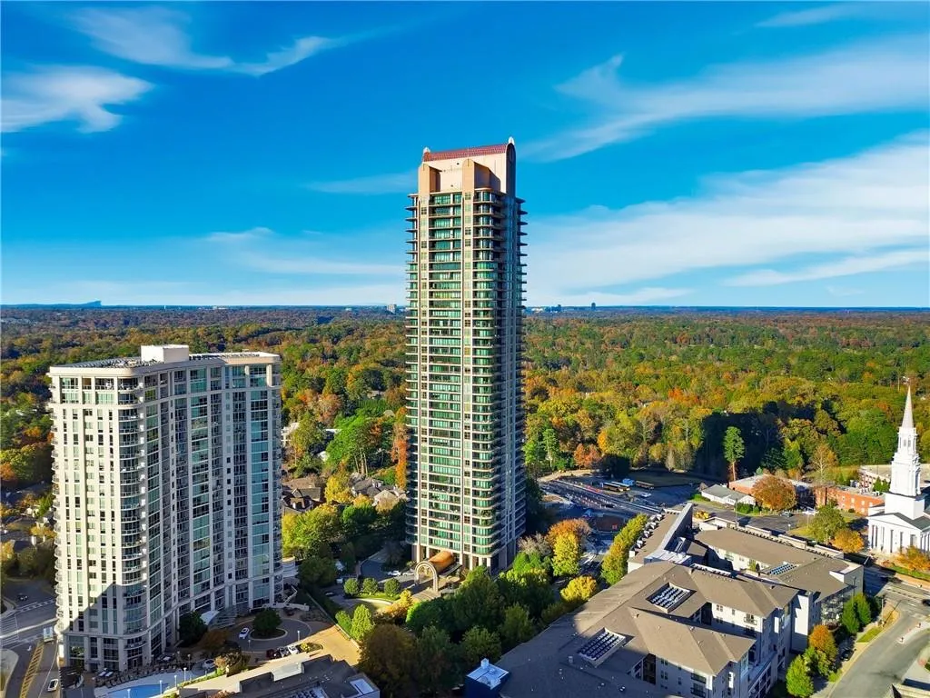 Easy access to fine dining and rooftop lounges in Buckhead’s vibrant dining scene.