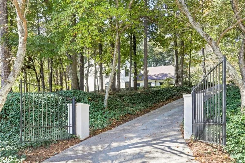 5500 Glen Errol Road, Atlanta, Georgia 30327, 5 Bedrooms Bedrooms, ,4 BathroomsBathrooms,Residential,Sold,5500 Glen Errol Road,6641137