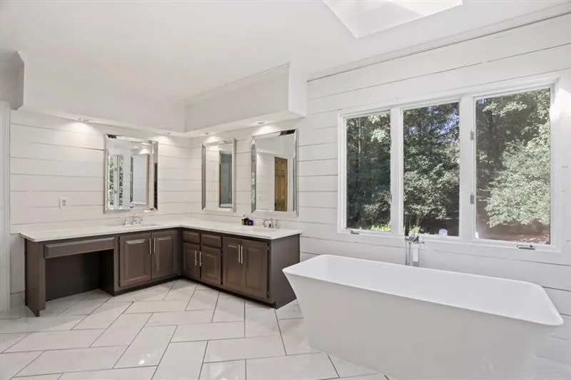 5500 Glen Errol Road, Atlanta, Georgia 30327, 5 Bedrooms Bedrooms, ,4 BathroomsBathrooms,Residential,Sold,5500 Glen Errol Road,6641137