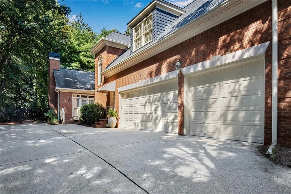 5950 Long Island Drive Nw, Atlanta, Georgia 30328, 5 Bedrooms Bedrooms, ,4 BathroomsBathrooms,Residential,For Sale,5950 Long Island Drive Nw,7655107