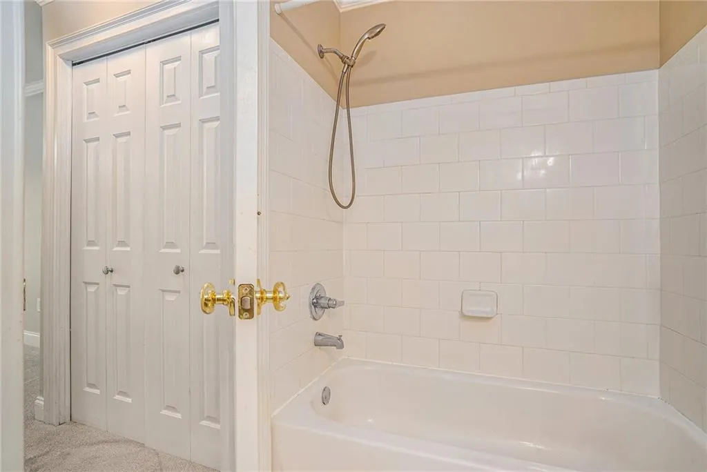 Bathroom with tiled shower / bath
