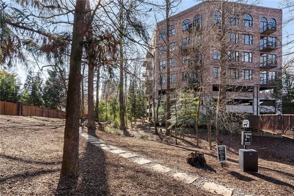 3235 Roswell Road Ne Unit 617, Atlanta, Georgia 30305, 2 Bedrooms Bedrooms, ,2 BathroomsBathrooms,Residential,For Sale,3235 Roswell Road Ne Unit 617,7519691