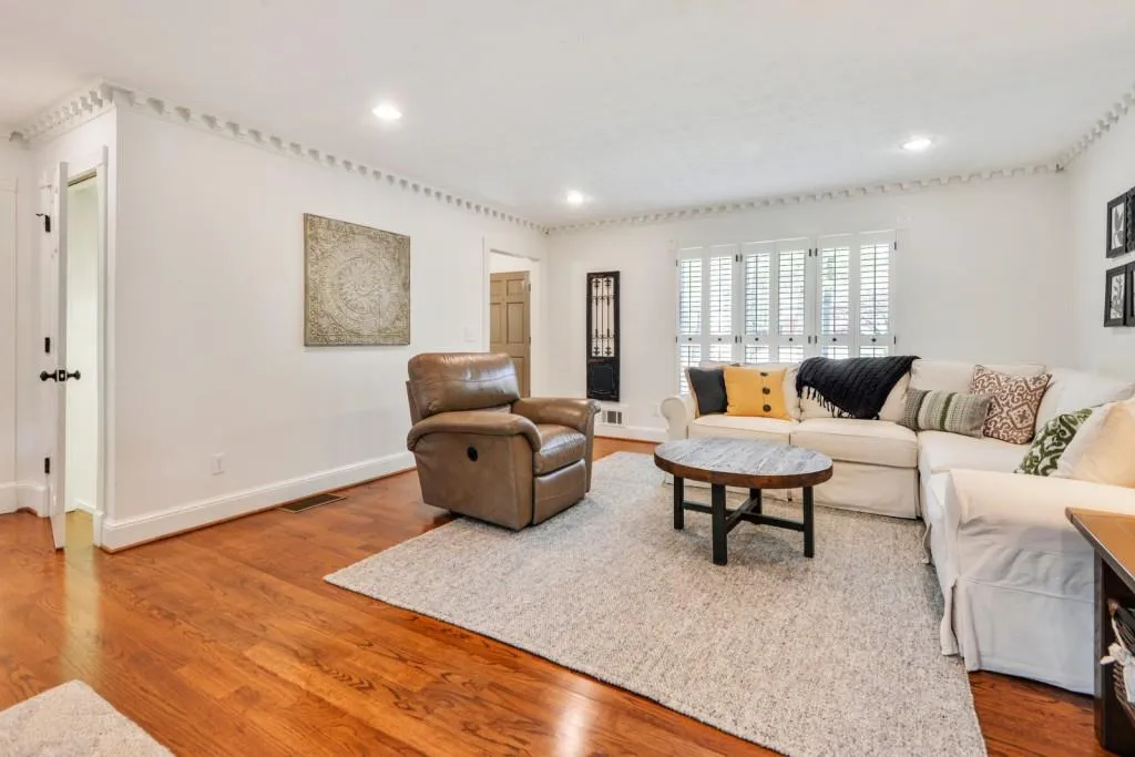 240 Drummen Court Ne, Sandy Springs, Georgia 30328, 5 Bedrooms Bedrooms, ,3 BathroomsBathrooms,Residential,Sold,240 Drummen Court Ne,6705041
