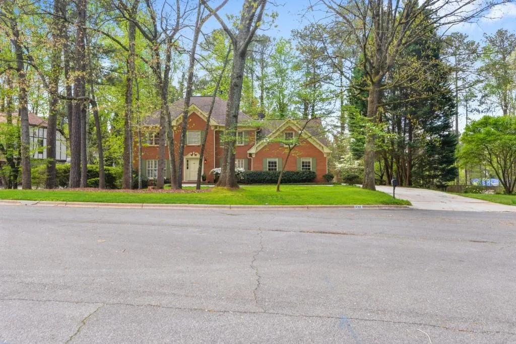 240 Drummen Court Ne, Sandy Springs, Georgia 30328, 5 Bedrooms Bedrooms, ,3 BathroomsBathrooms,Residential,Sold,240 Drummen Court Ne,6705041