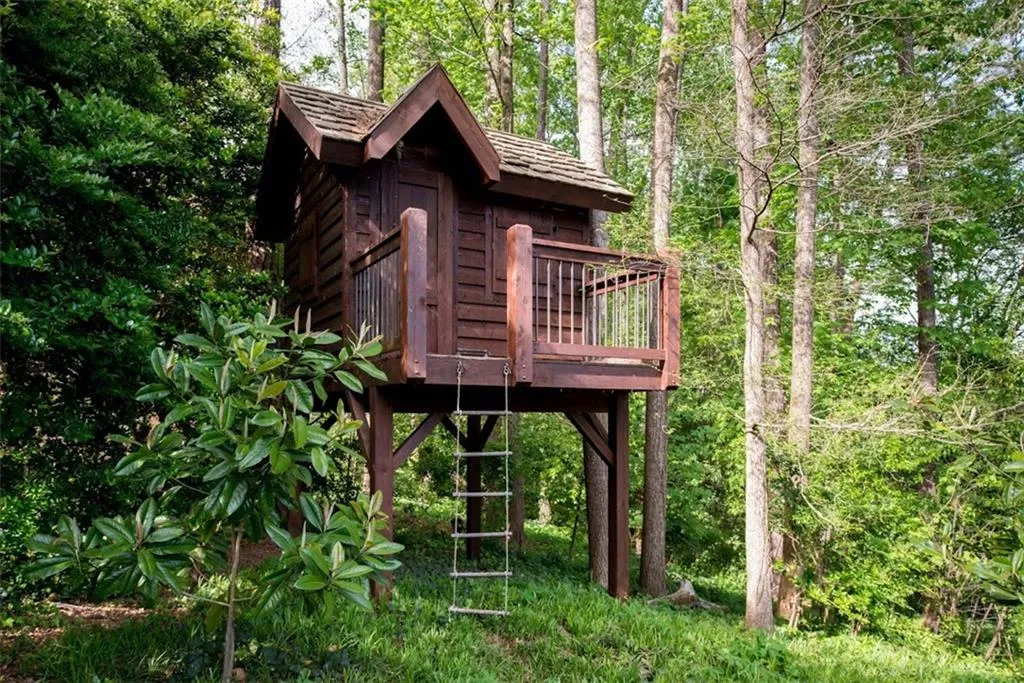 995 Winding Creek Trail, Sandy Springs, Georgia 30328, 5 Bedrooms Bedrooms, ,4 BathroomsBathrooms,Residential,Sold,995 Winding Creek Trail,5768762