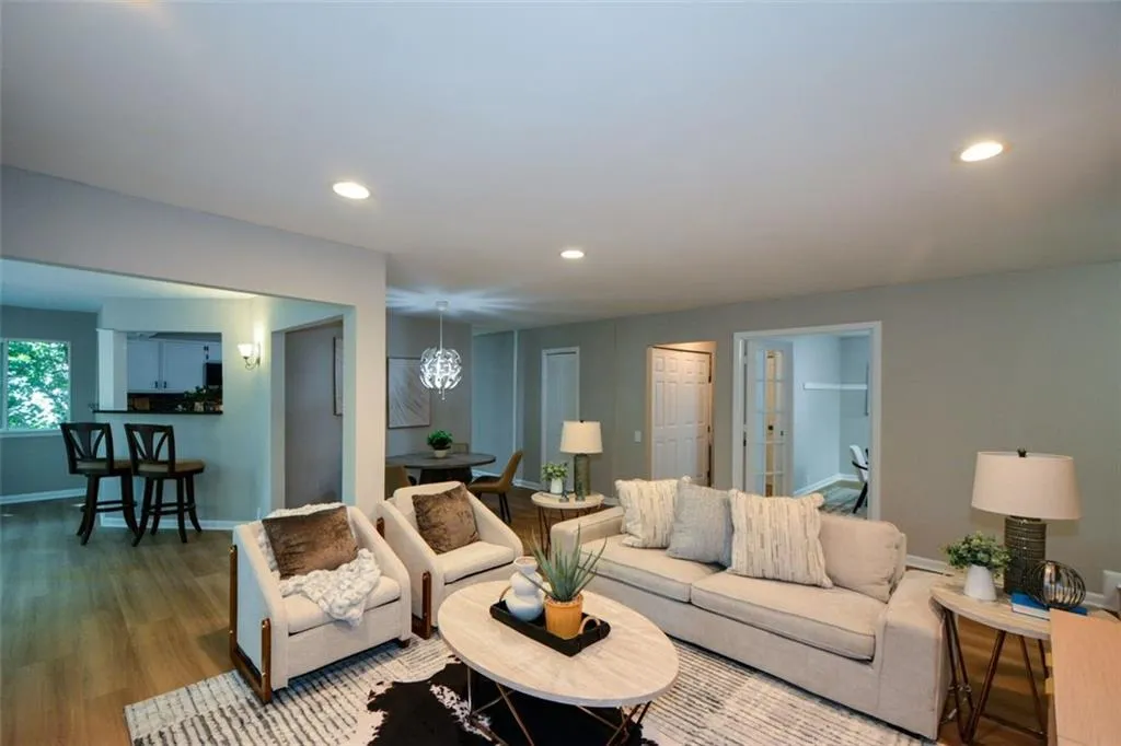 46 Dunwoody Springs Drive, Atlanta, Georgia 30328, 3 Bedrooms Bedrooms, ,2 BathroomsBathrooms,Residential,For Sale,46 Dunwoody Springs Drive,7687024