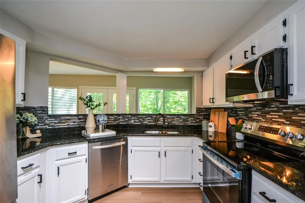 46 Dunwoody Springs Drive, Atlanta, Georgia 30328, 3 Bedrooms Bedrooms, ,2 BathroomsBathrooms,Residential,For Sale,46 Dunwoody Springs Drive,7687024