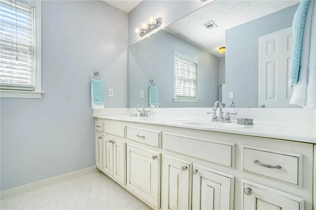 235 Glen Meadow Court, Sandy Springs, Georgia 30328, 4 Bedrooms Bedrooms, ,3 BathroomsBathrooms,Residential,Sold,235 Glen Meadow Court,7003153
