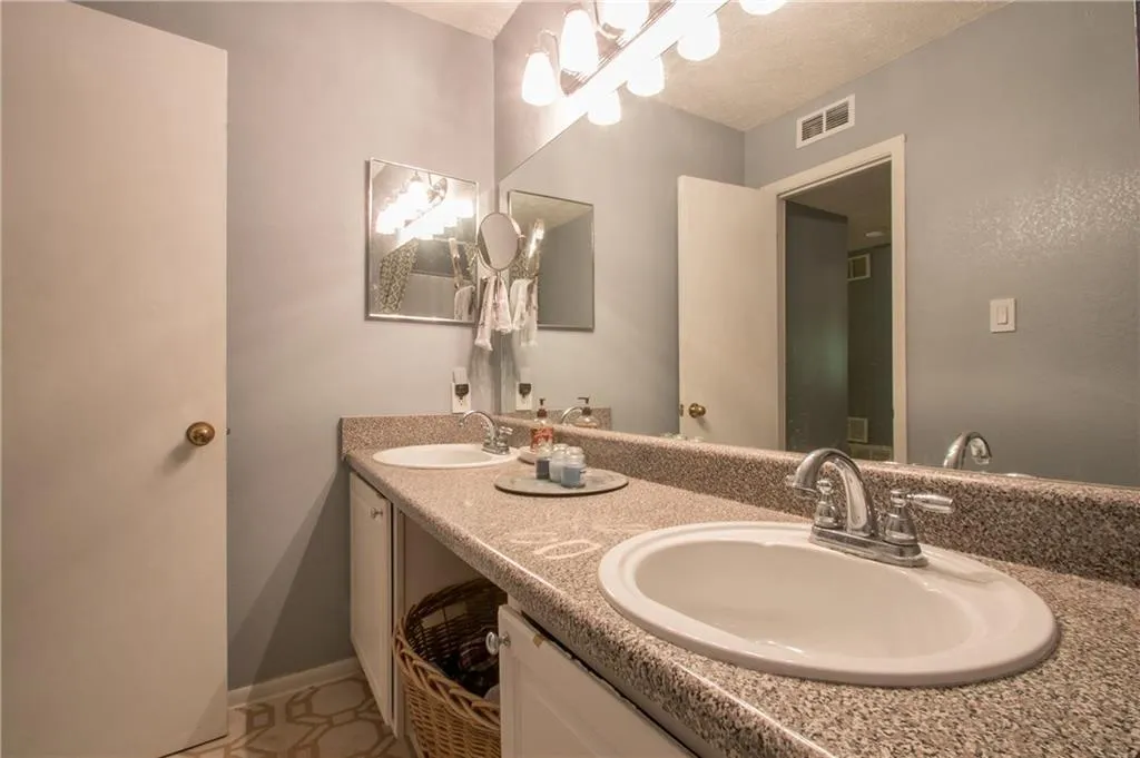 5145 Roswell Road Unit 1, Atlanta, Georgia 30342, 2 Bedrooms Bedrooms, ,1 BathroomBathrooms,Residential,Sold,5145 Roswell Road Unit 1,5997708