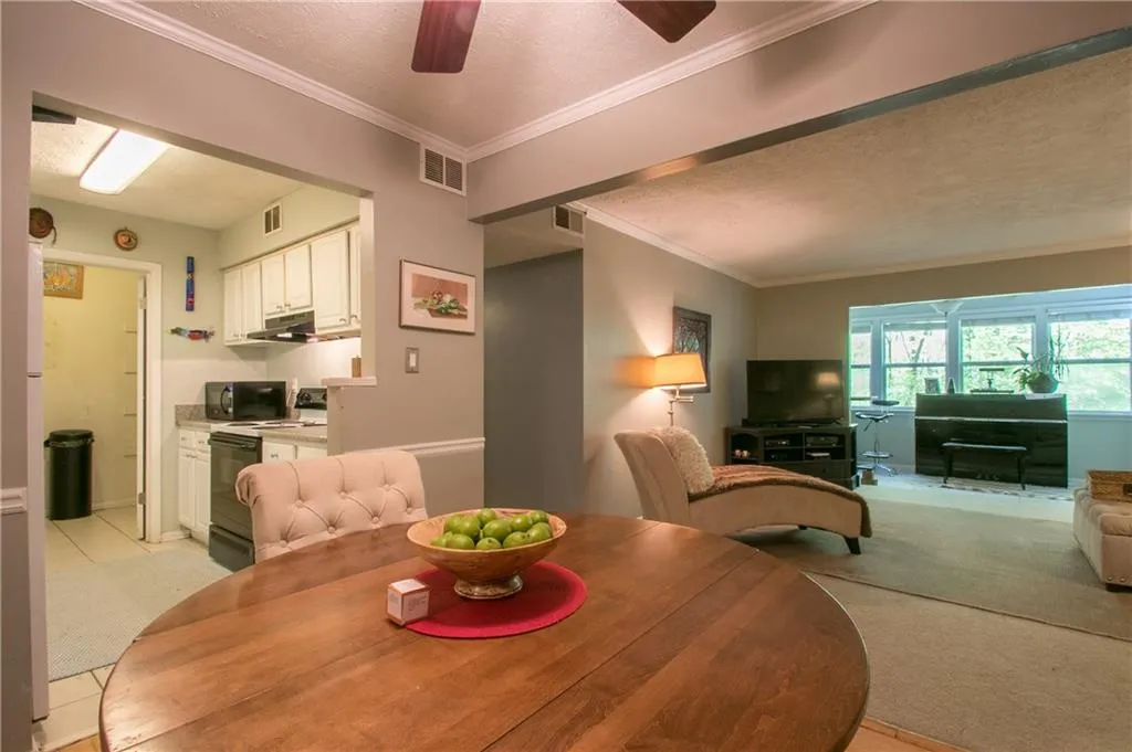 5145 Roswell Road Unit 1, Atlanta, Georgia 30342, 2 Bedrooms Bedrooms, ,1 BathroomBathrooms,Residential,Sold,5145 Roswell Road Unit 1,5997708