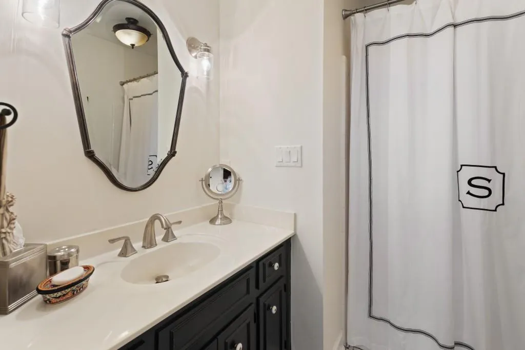 425 Greenlaurel Drive, Atlanta, Georgia 30342, 3 Bedrooms Bedrooms, ,3 BathroomsBathrooms,Residential,Sold,425 Greenlaurel Drive,6851711