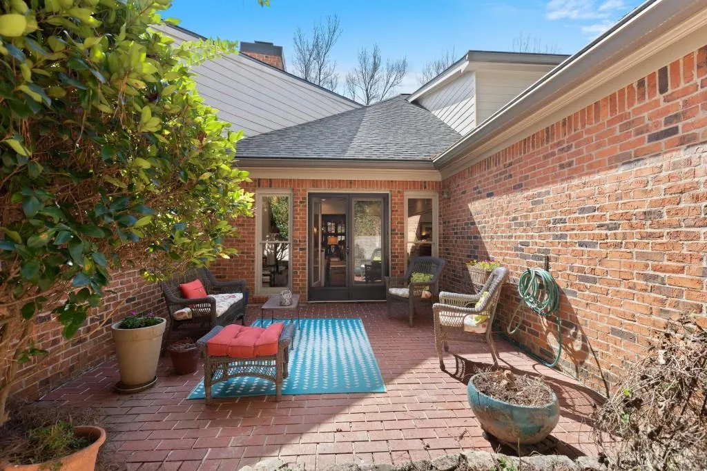 425 Greenlaurel Drive, Atlanta, Georgia 30342, 3 Bedrooms Bedrooms, ,3 BathroomsBathrooms,Residential,Sold,425 Greenlaurel Drive,6851711