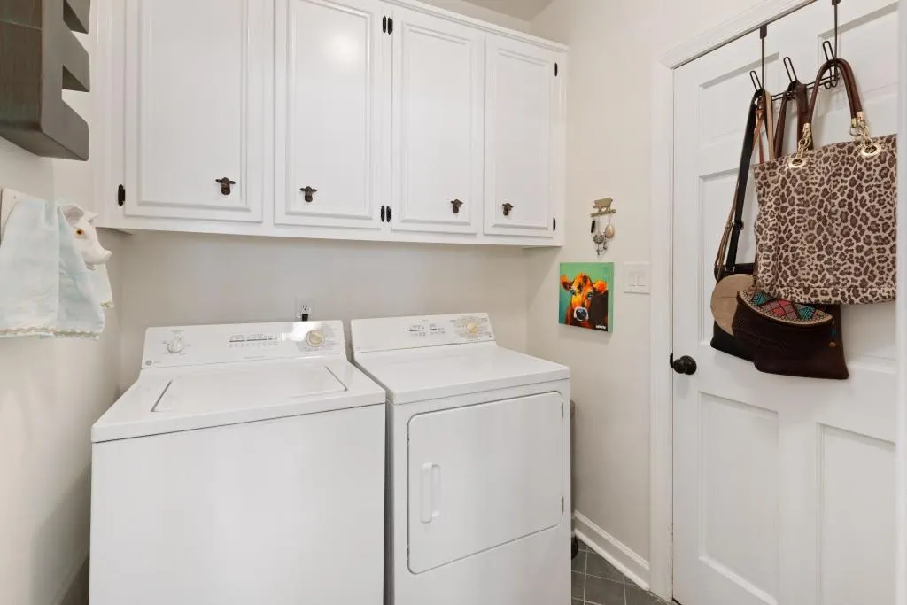425 Greenlaurel Drive, Atlanta, Georgia 30342, 3 Bedrooms Bedrooms, ,3 BathroomsBathrooms,Residential,Sold,425 Greenlaurel Drive,6851711