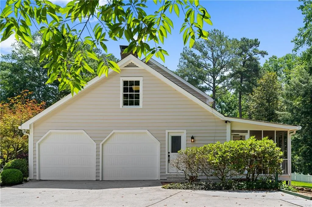 7160 Hunters Branch Drive, Atlanta, Georgia 30328, 5 Bedrooms Bedrooms, ,2 BathroomsBathrooms,Residential,Sold,7160 Hunters Branch Drive,7235016