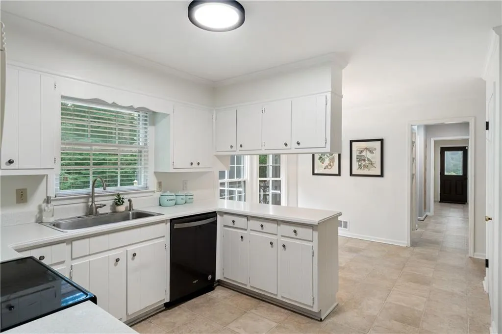 7160 Hunters Branch Drive, Atlanta, Georgia 30328, 5 Bedrooms Bedrooms, ,2 BathroomsBathrooms,Residential,Sold,7160 Hunters Branch Drive,7235016