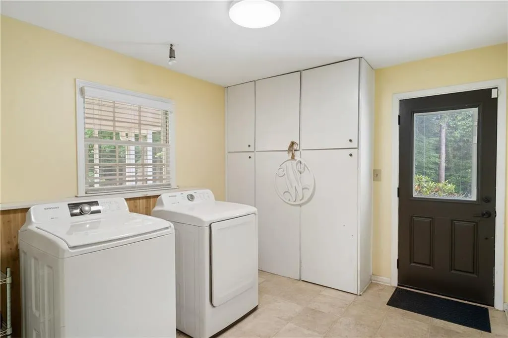 7160 Hunters Branch Drive, Atlanta, Georgia 30328, 5 Bedrooms Bedrooms, ,2 BathroomsBathrooms,Residential,Sold,7160 Hunters Branch Drive,7235016