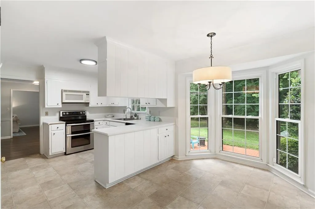 7160 Hunters Branch Drive, Atlanta, Georgia 30328, 5 Bedrooms Bedrooms, ,2 BathroomsBathrooms,Residential,Sold,7160 Hunters Branch Drive,7235016