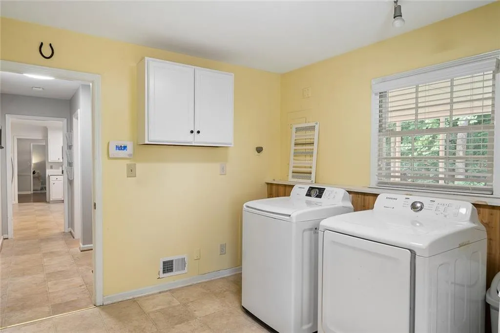 7160 Hunters Branch Drive, Atlanta, Georgia 30328, 5 Bedrooms Bedrooms, ,2 BathroomsBathrooms,Residential,Sold,7160 Hunters Branch Drive,7235016