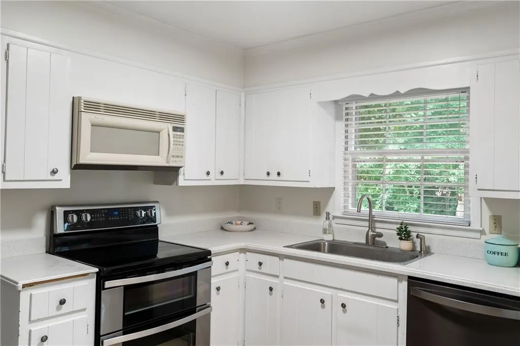 7160 Hunters Branch Drive, Atlanta, Georgia 30328, 5 Bedrooms Bedrooms, ,2 BathroomsBathrooms,Residential,Sold,7160 Hunters Branch Drive,7235016