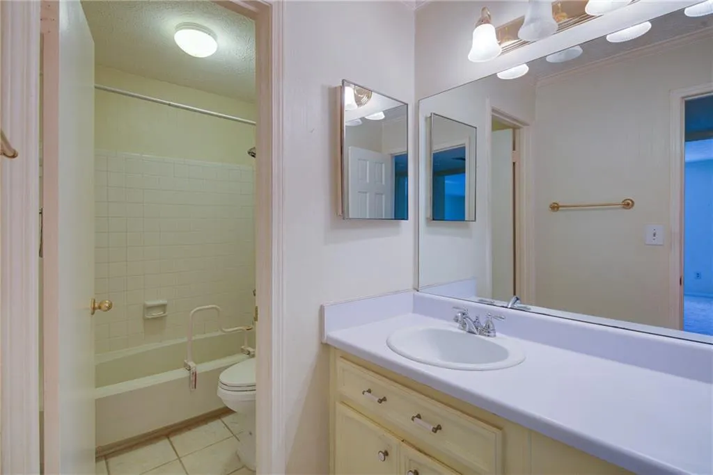 202 Natchez Trace, Atlanta, Georgia 30350, 2 Bedrooms Bedrooms, ,1 BathroomBathrooms,Residential,Sold,202 Natchez Trace,6687589