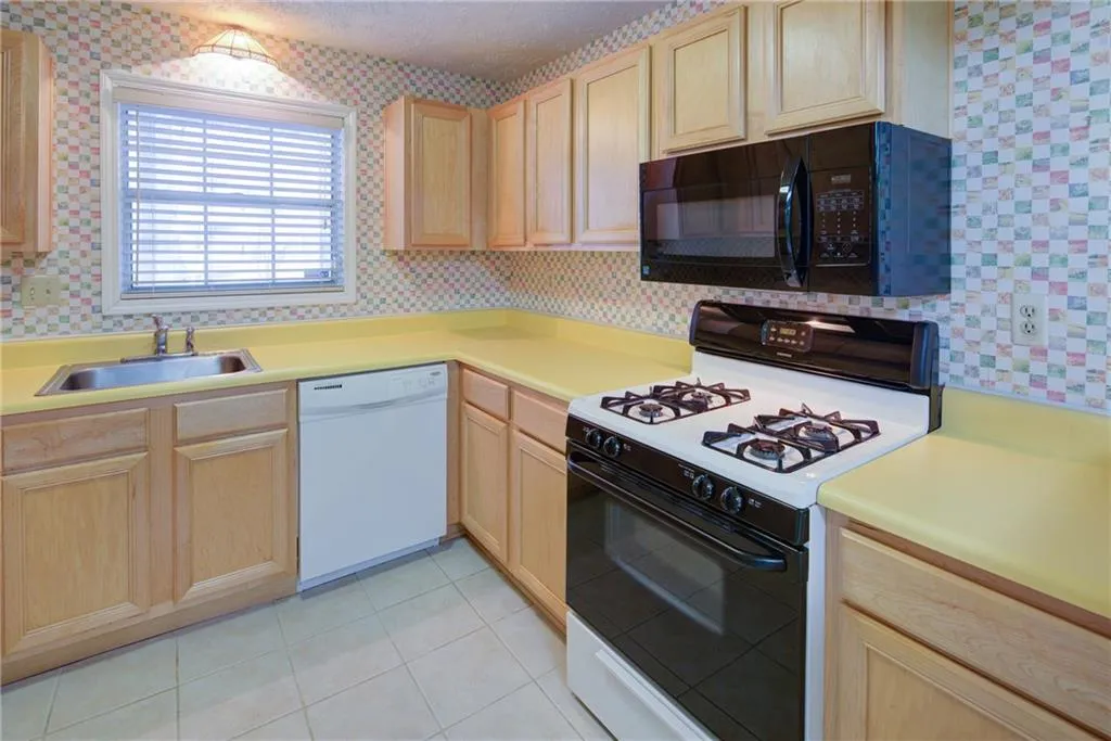 202 Natchez Trace, Atlanta, Georgia 30350, 2 Bedrooms Bedrooms, ,1 BathroomBathrooms,Residential,Sold,202 Natchez Trace,6687589