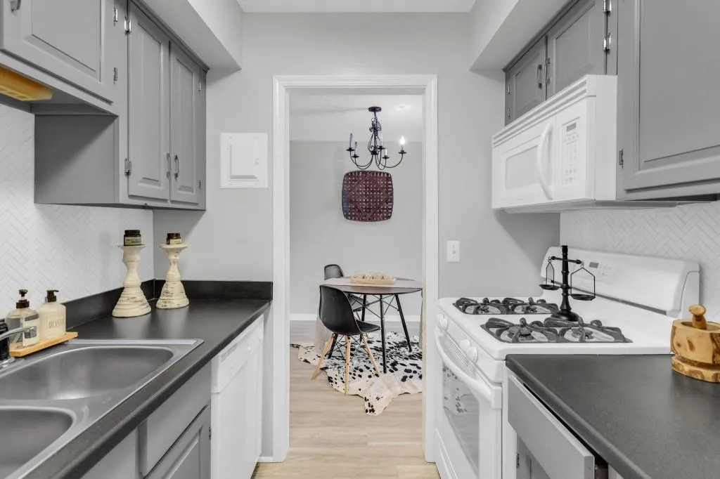 6851 Roswell Road Unit O-4, Sandy Springs, Georgia 30328, 1 Bedroom Bedrooms, ,1 BathroomBathrooms,Residential,Sold,6851 Roswell Road Unit O-4,7180961