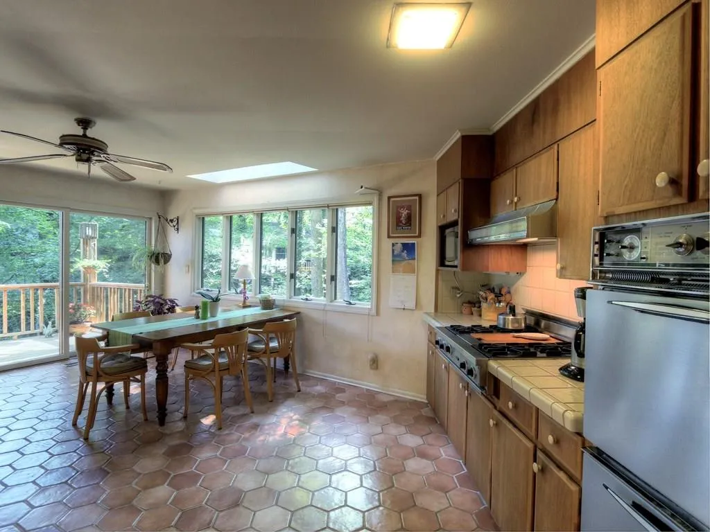 225 River North Drive, Sandy Springs, Georgia 30328, 6 Bedrooms Bedrooms, ,4 BathroomsBathrooms,Residential,Sold,225 River North Drive,5930761