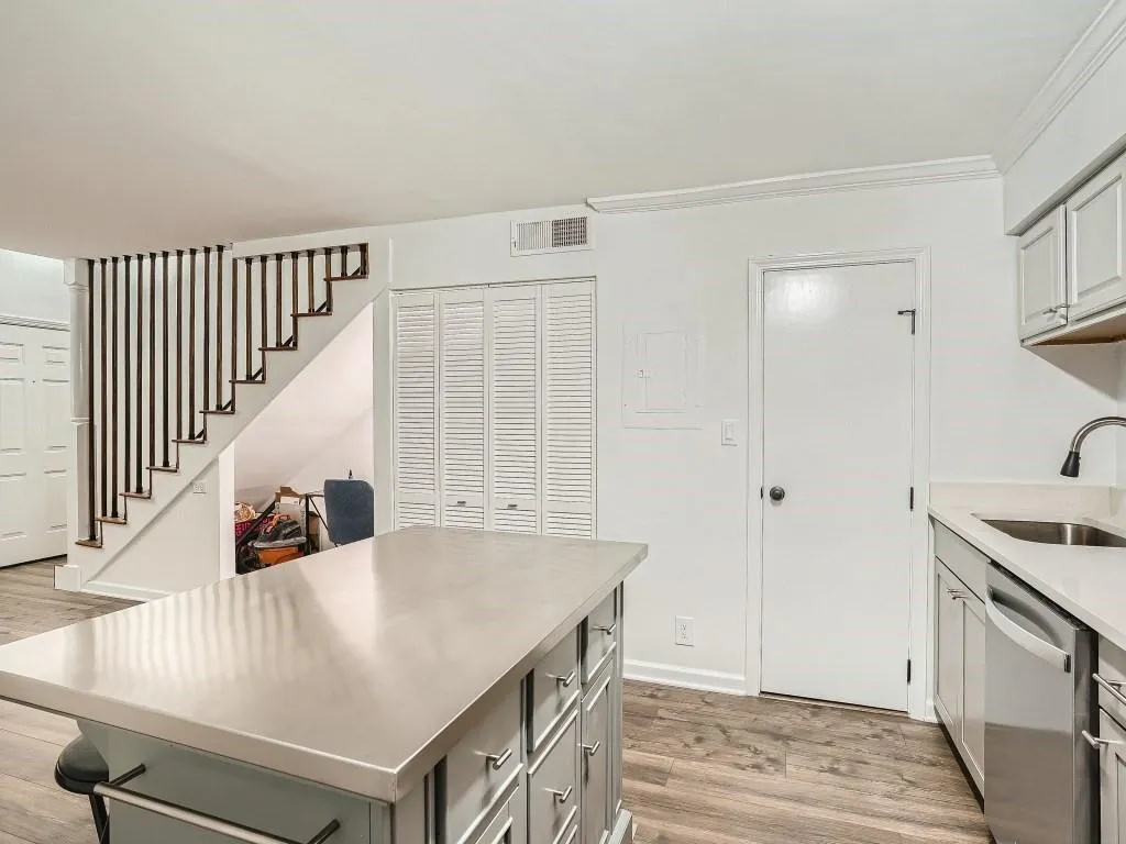 6980 Roswell Road Unit P4, Sandy Springs, Georgia 30328, 1 Bedroom Bedrooms, ,1 BathroomBathrooms,Residential,Sold,6980 Roswell Road Unit P4,7130548