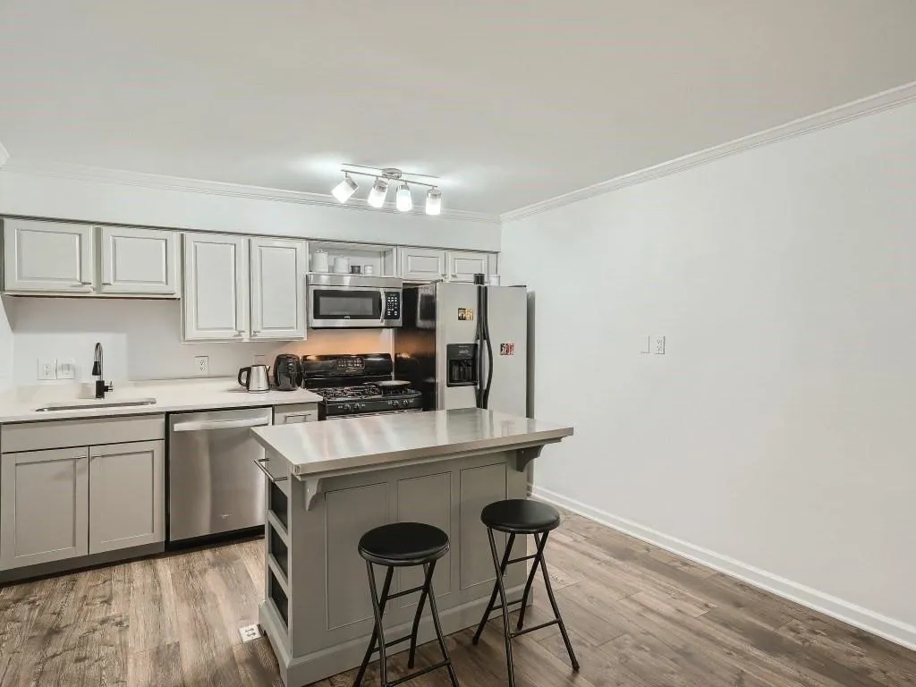 6980 Roswell Road Unit P4, Sandy Springs, Georgia 30328, 1 Bedroom Bedrooms, ,1 BathroomBathrooms,Residential,Sold,6980 Roswell Road Unit P4,7130548