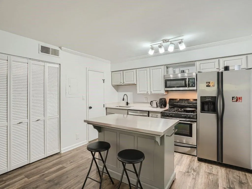 6980 Roswell Road Unit P4, Sandy Springs, Georgia 30328, 1 Bedroom Bedrooms, ,1 BathroomBathrooms,Residential,Sold,6980 Roswell Road Unit P4,7130548