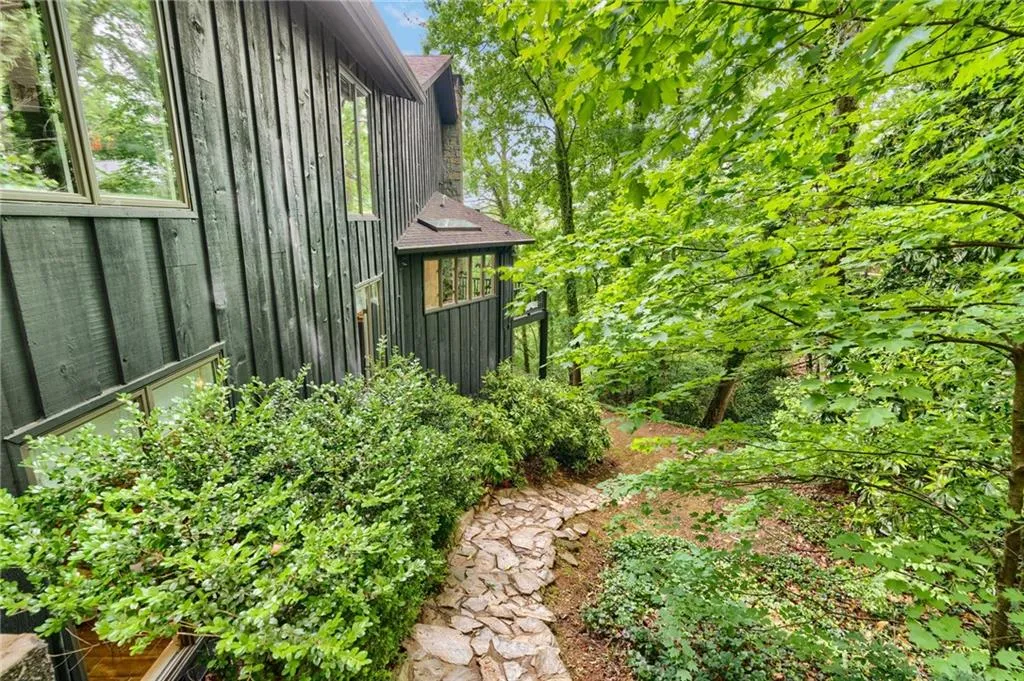 225 River North Drive, Atlanta, Georgia 30328, 5 Bedrooms Bedrooms, ,4 BathroomsBathrooms,Residential,For Sale,225 River North Drive,7762117