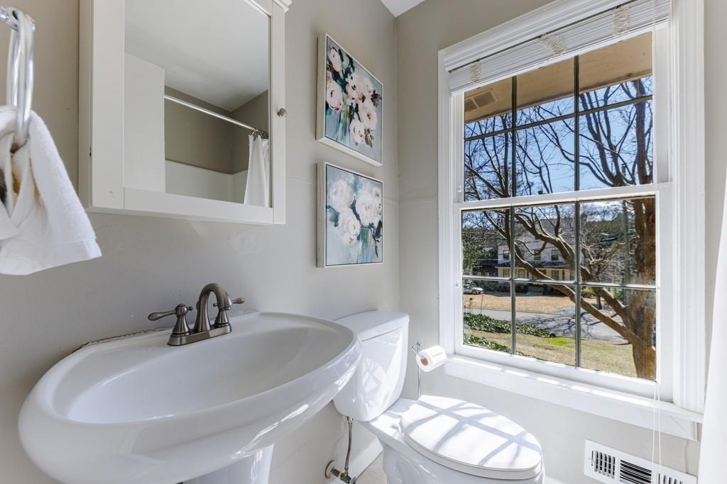 710 E Powderhorn, Atlanta, Georgia 30342, 3 Bedrooms Bedrooms, ,2 BathroomsBathrooms,Residential,Sold,710 E Powderhorn,7344431