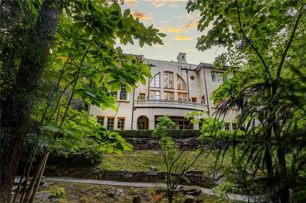 Villa surrounded by nature with balcony