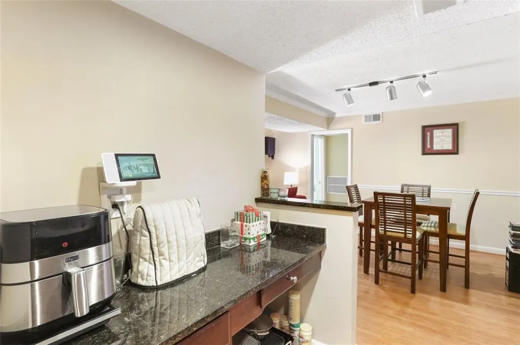 6900 Roswell Road Unit Q20, Atlanta, Georgia 30328, 2 Bedrooms Bedrooms, ,2 BathroomsBathrooms,Residential,Sold,6900 Roswell Road Unit Q20,6977350