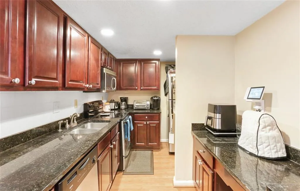 6900 Roswell Road Unit Q20, Atlanta, Georgia 30328, 2 Bedrooms Bedrooms, ,2 BathroomsBathrooms,Residential,Sold,6900 Roswell Road Unit Q20,6977350