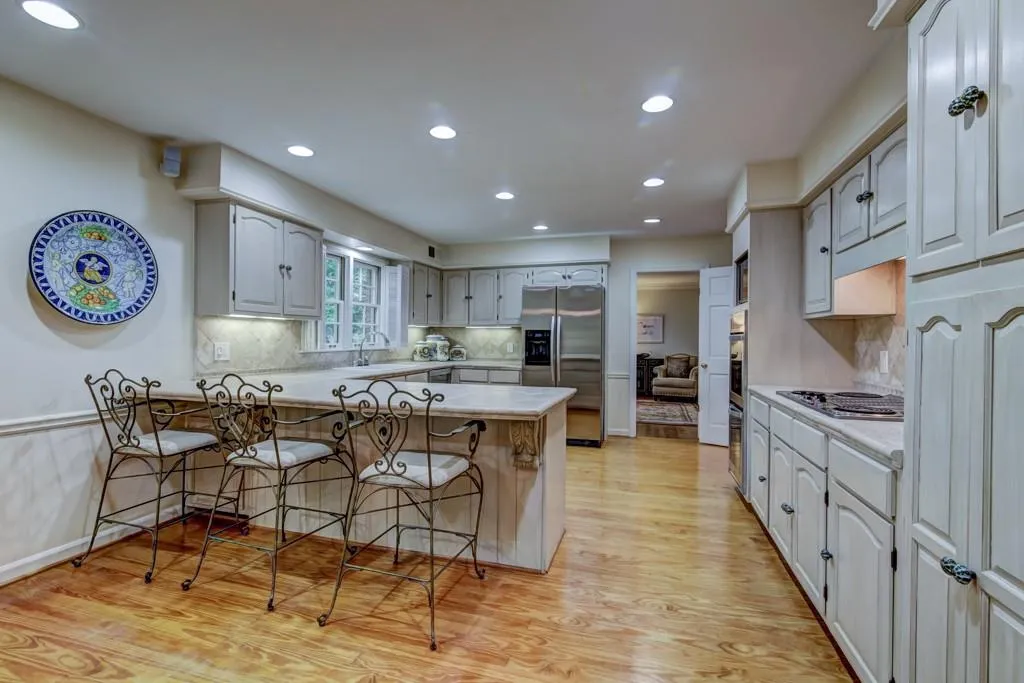 7183 Riverside Drive, Sandy Springs, Georgia 30328, 4 Bedrooms Bedrooms, ,3 BathroomsBathrooms,Residential,Sold,7183 Riverside Drive,5894683