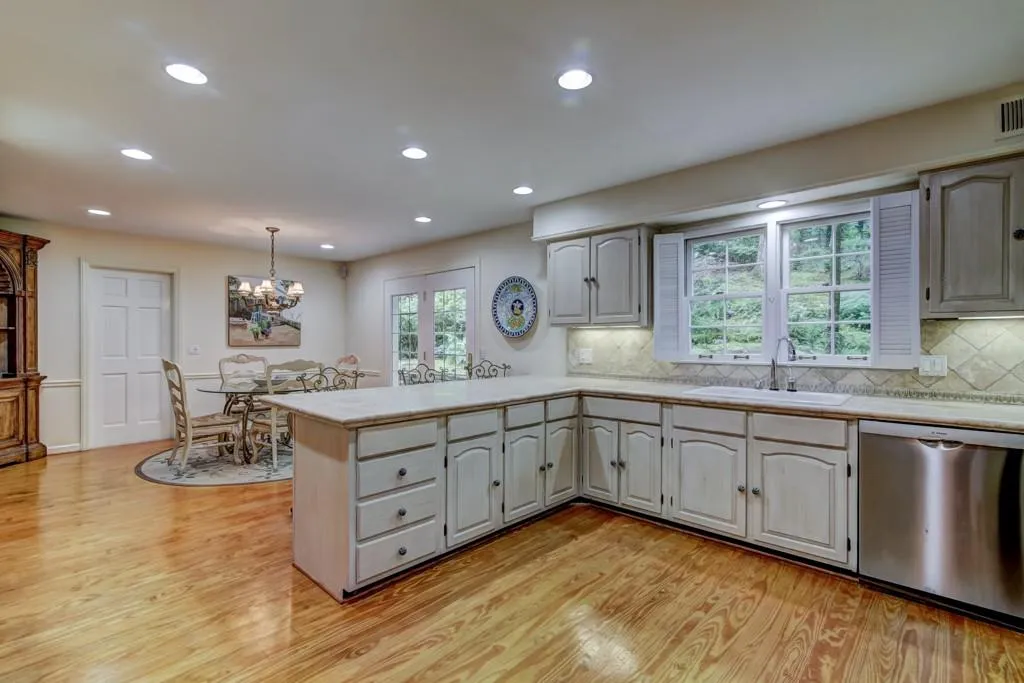 7183 Riverside Drive, Sandy Springs, Georgia 30328, 4 Bedrooms Bedrooms, ,3 BathroomsBathrooms,Residential,Sold,7183 Riverside Drive,5894683