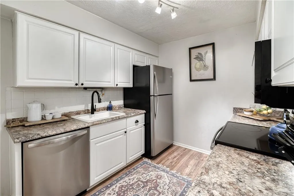 5155 Roswell Road Unit 2, Atlanta, Georgia 30342, 1 Bedroom Bedrooms, ,1 BathroomBathrooms,Residential,Sold,5155 Roswell Road Unit 2,6943653