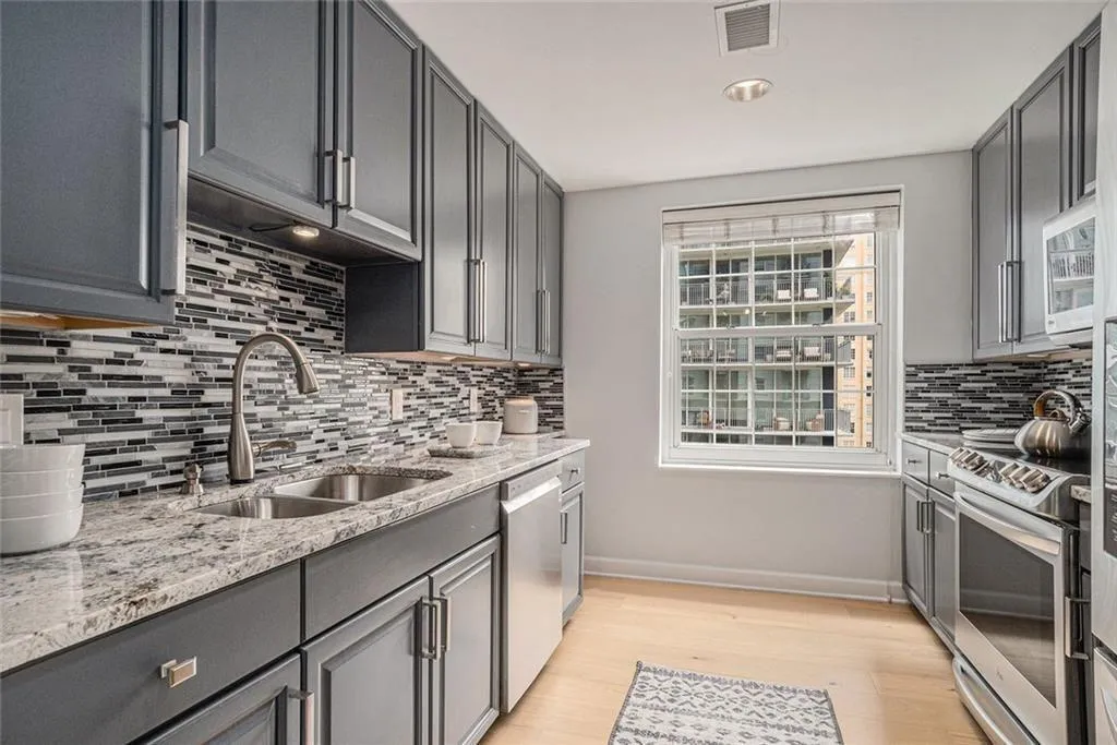 195 14th Street Ne Unit 902, Atlanta, Georgia 30309, 1 Bedroom Bedrooms, ,2 BathroomsBathrooms,Residential,For Sale,195 14th Street Ne Unit 902,7632772
